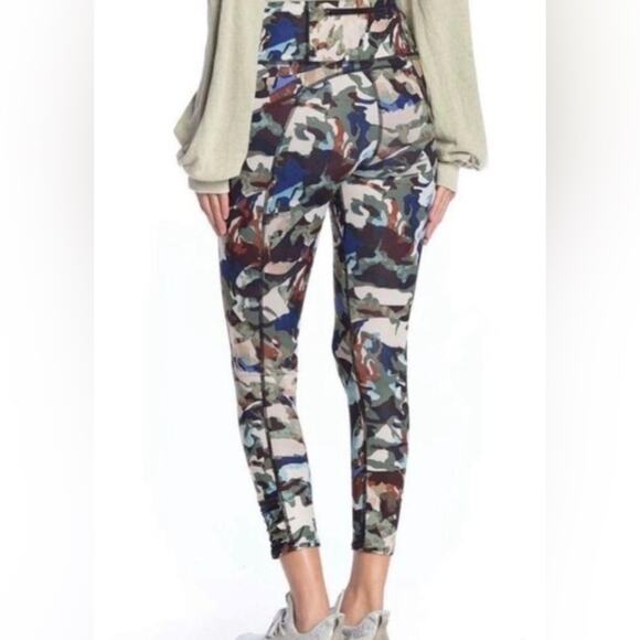 Free People FP Movement Guinevere Camo Print Ankle Crop Leggings Size XS - Picture 1 of 9